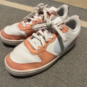 Nike Court Borough 2 SE Low White Light Madder Root size 4.5 youth